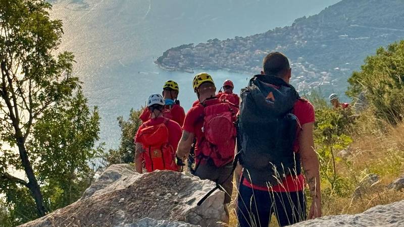 TRAGEDIJA NA BIOKOVU Strani planinar dehidrirao na povratku s uspona: Preminuo je!