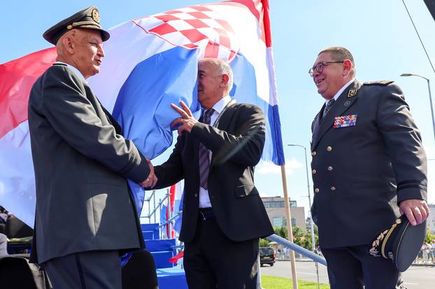 Zagreb: Okupljanje uzvanika uoči početka vojnog mimohoda u povodu 30. obljetnice VRO Oluja