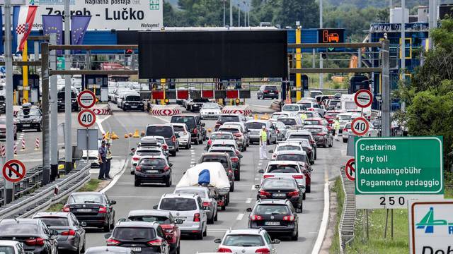 Zagreb: Kolona automobila na naplatnim kucicama u Luckom u smjeru mor