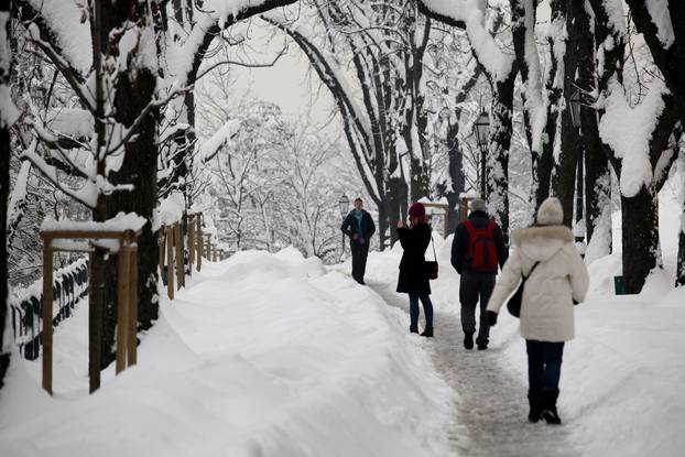 Zagreb je prije 11 godina bio zatrpan snijegom, palo ga je više od pola metra