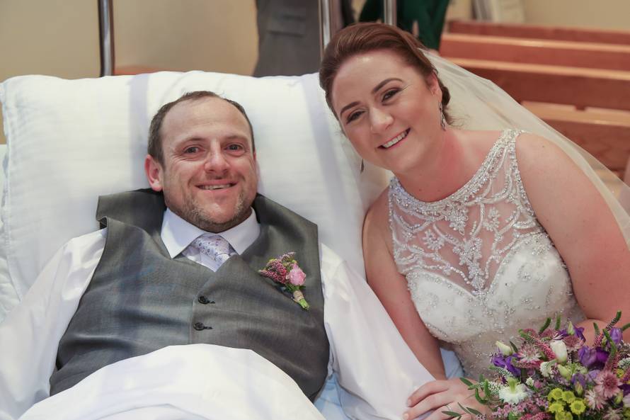 Slomio kuk pa ga na svadbu donijeli u bolničkom krevetu