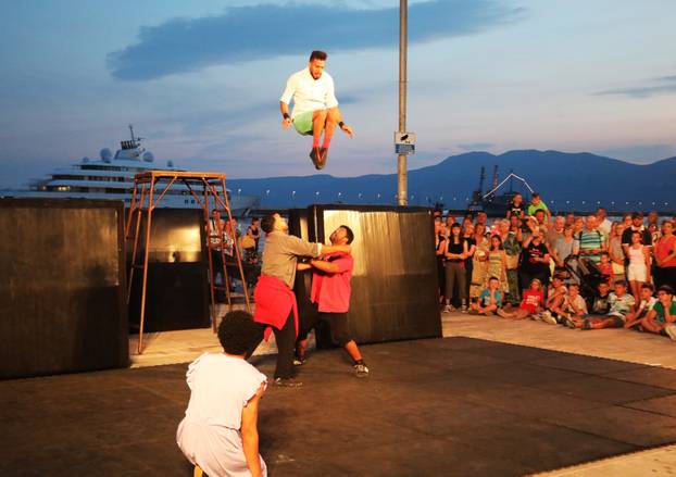 Rijeka: Nastup Urbanog cirkusa iz Maroka na Gatu Karoline Riječke