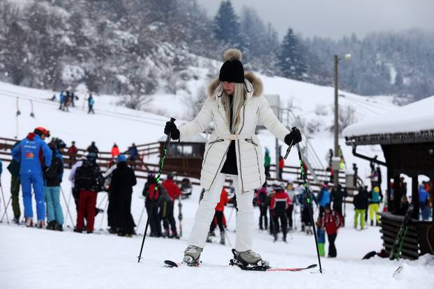 Mrkopalj: Mnogobrojni skijaši su pohrlili na uživanje u snijegu