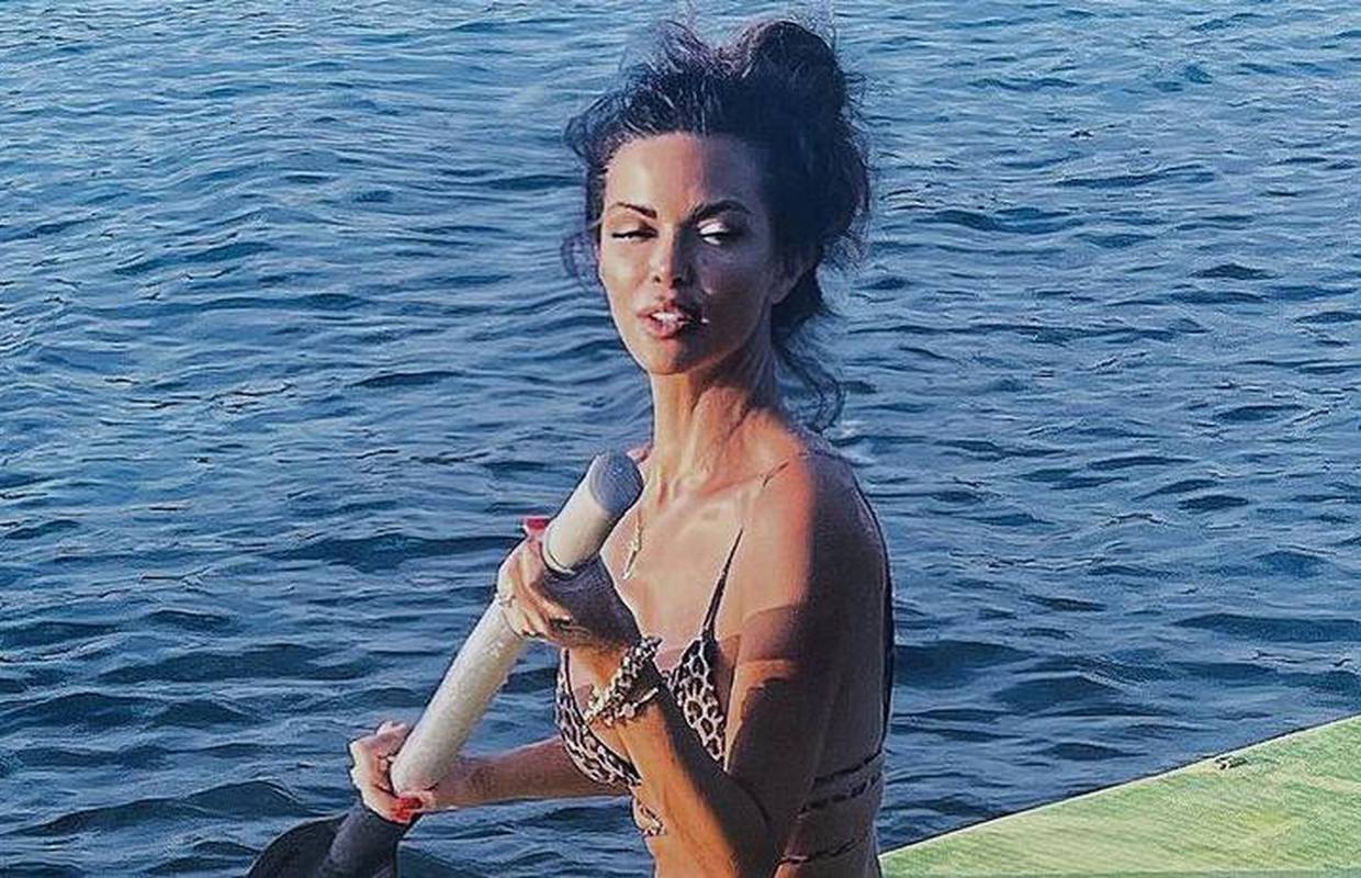 Pišek pozirala u moru u leopard kupaćem kostimu: 'Jedno emotivno retro ljetovanje'
