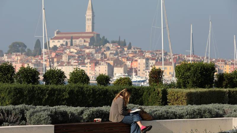 Zahlađenje se odgađa, rastu i temperature, ali vikend ipak donosi kišu, pljuskove i vjetar