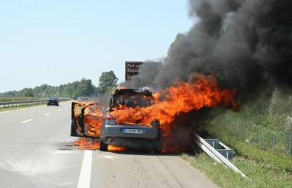 Slovenski auto izgorio na autocesti pokraj Sl. Broda