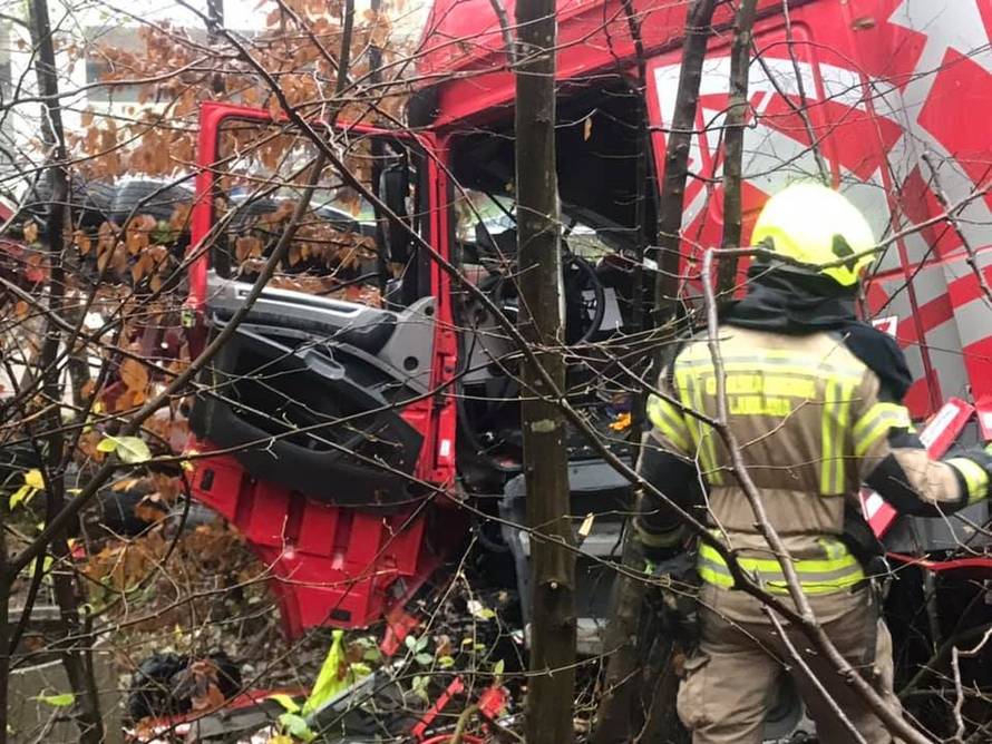 Jeziva snimka: Kamion pao s nadvožnjaka, vozač je poginuo