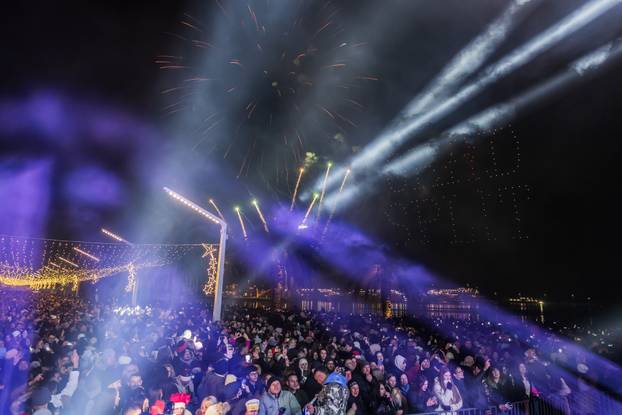 Željko Bebek i Baby Lasagna uvelu su Split u Novu 2026. godinu uz vatromet i dronove