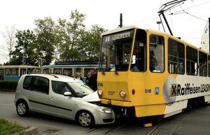 Vozač nije gledao mrtvi kut pa naletio na tramvaj