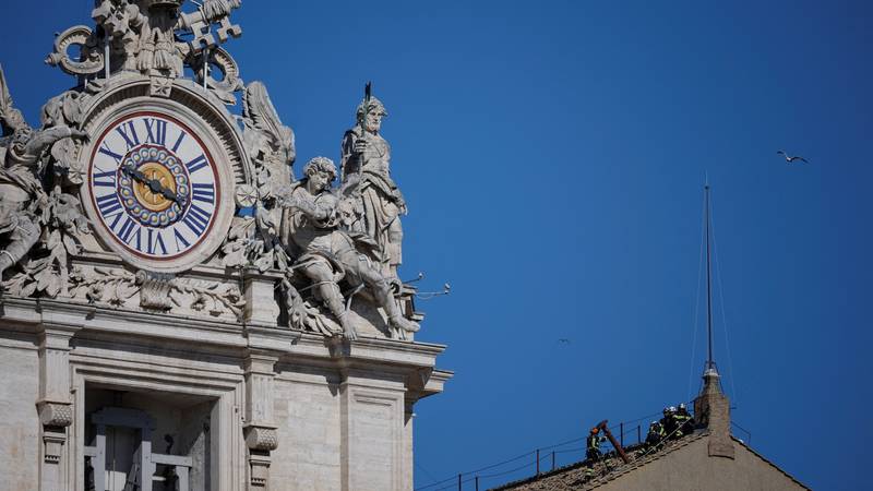 VIDEO Čeka se bijeli dim: Na krov Sikstinske kapele postavili dimnjak uoči izbora novog pape 18 2025 05 02t075852z 707387757 rc2j9ea6fzo1 rtrmadp 3 pope succession chimney