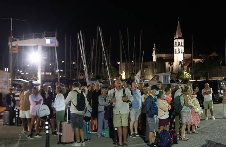 Milna: Zbog požara turisti proveli noć na rivi