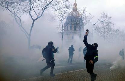 Pariška policija opet se sukobila s prosvjednicima, pokušali obuzdati masu suzavcima