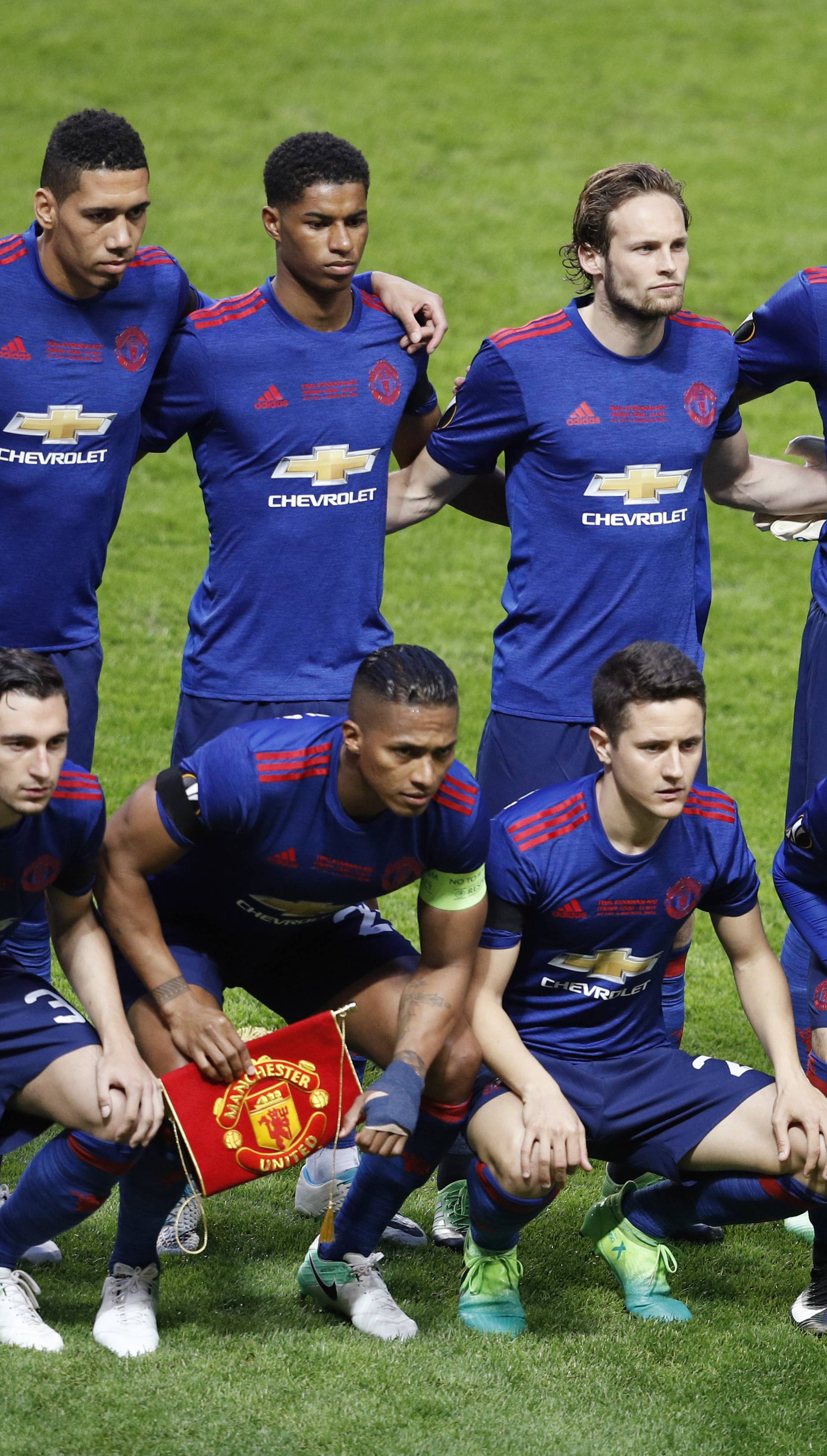 Manchester United players pose for a team photo