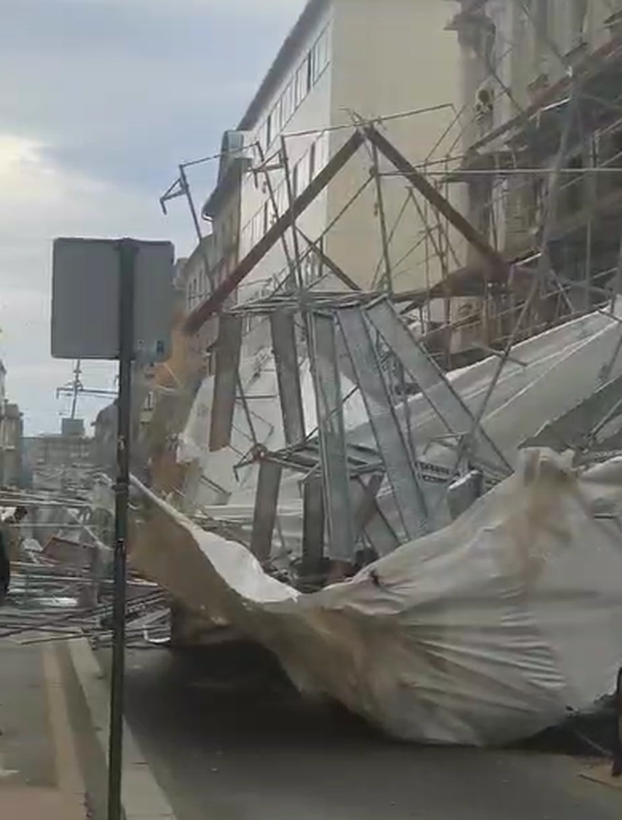 FOTO: U centru grada urušila se skela, prizori su dramatični...