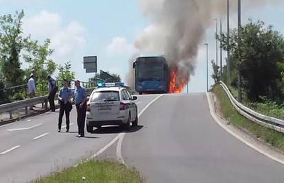 Zagreb: Vozač i putnici na vrijeme izašli iz gorućeg busa