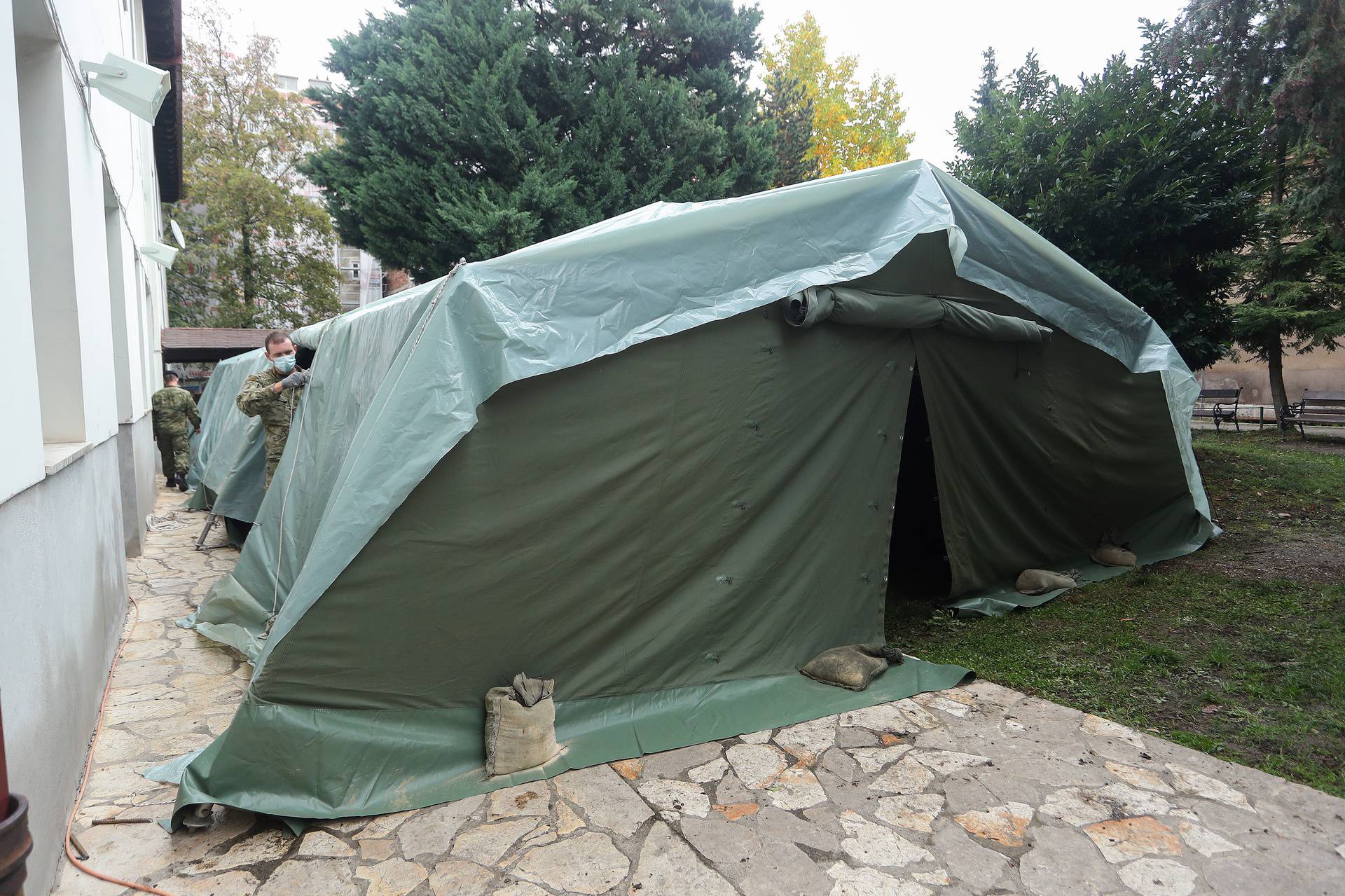Zagreb: Banožić i Hranj posjetili vojnike koji postavljaju šatore ispred crkve u Plamotićevoj