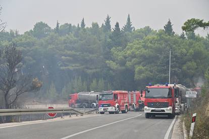 FOTO Teška noć u Tučepima: Umorni vatrogasci leže na cesti, vatra zahvatila kuće, ranč...