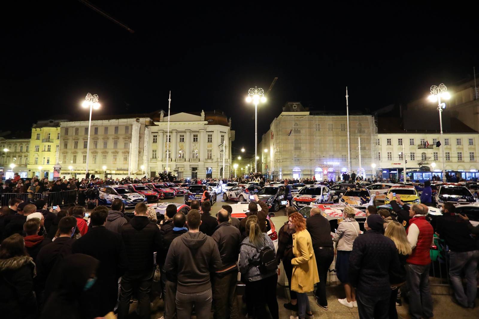 Zagreb: WRC automobili  na glavom gradskom trgu privukli veliku pažnju građana