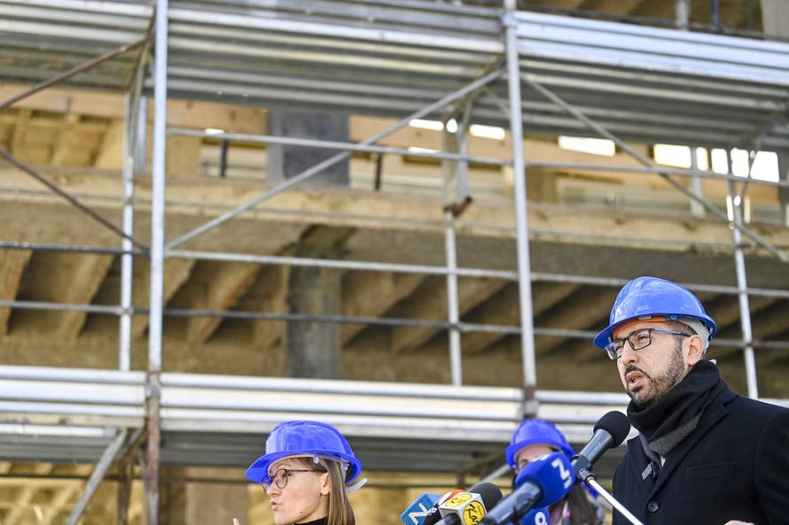 Gradonačelnik Tomašević sa suradnicima obišao radove na cjelovitoj obnovi Doma zdravlja Zagreb - Zapad