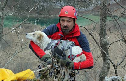 Otklizao 30 metara: GSS-ovci spasili ‘žuću’ iz strme provalije