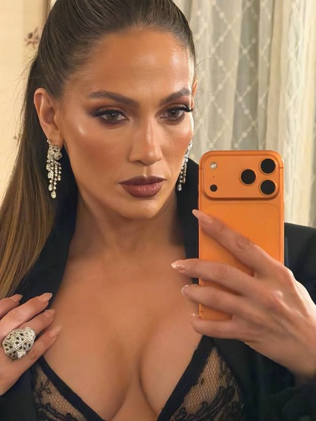 FOTO Kakav dekolte! Jennifer Lopez pozirala u seksi izdanju