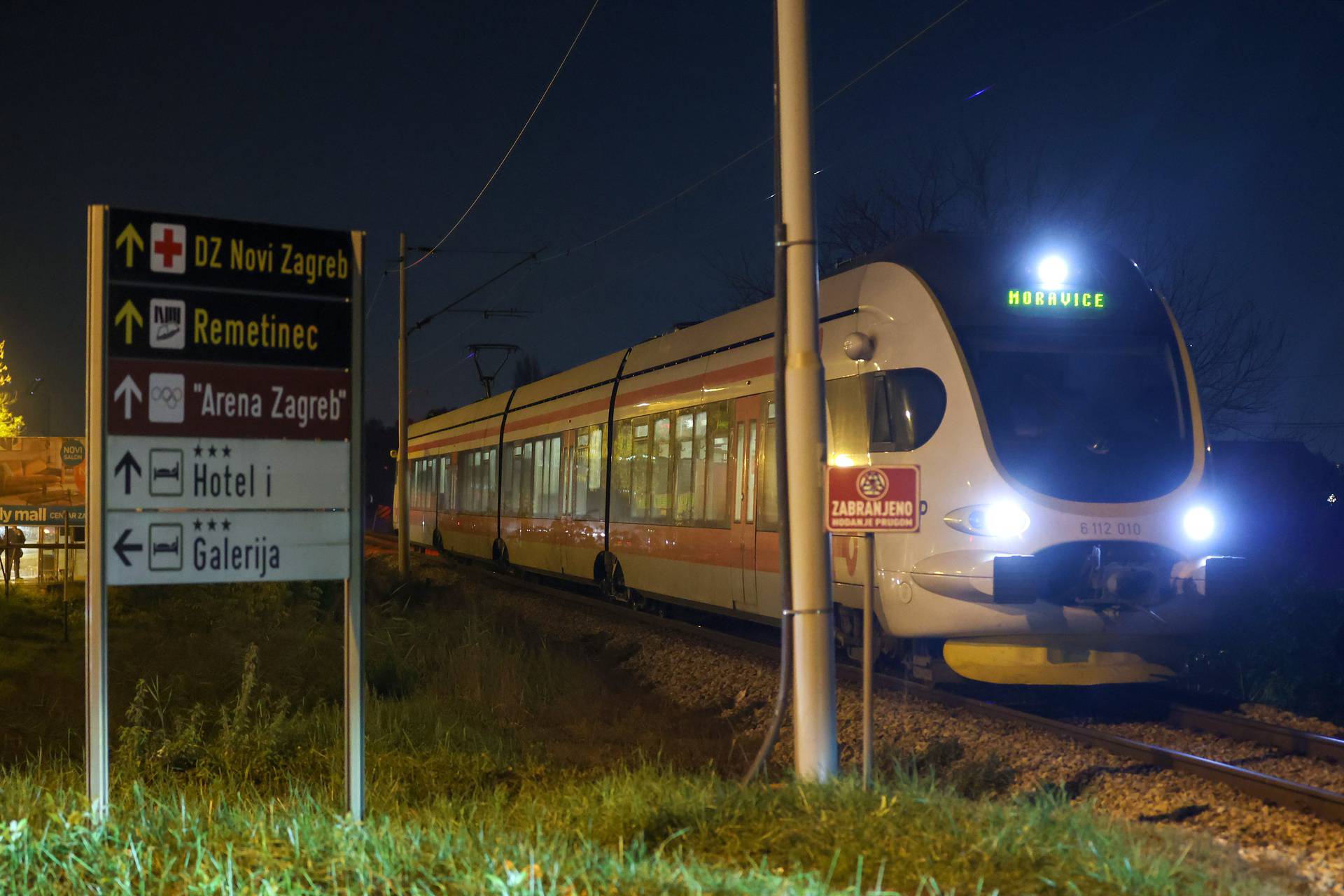 Zagreb: U Remetincu vlak naletio na pješaka koji je prevezen u bolnicu