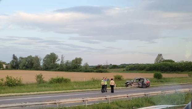 GALERIJA Stravični prizori s A3: Počelo izvlačenje prevrnutog busa. Auto potpuno smrskan