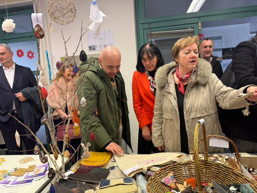 Ministar na sajmu u Zagrebu: Kupit ću si pernicu i čestitku