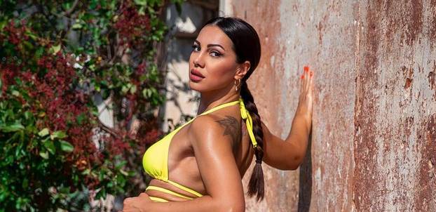 Nema više paklenih vrućina, ali Žanamari u mini bikiniju uživa kao da je vrhunac ljeta...