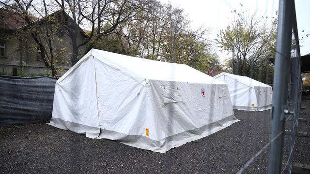 Zagreb: Ispred Paromlina postavljena su dva bijela šatora namijenjena za migrante u tranzitu