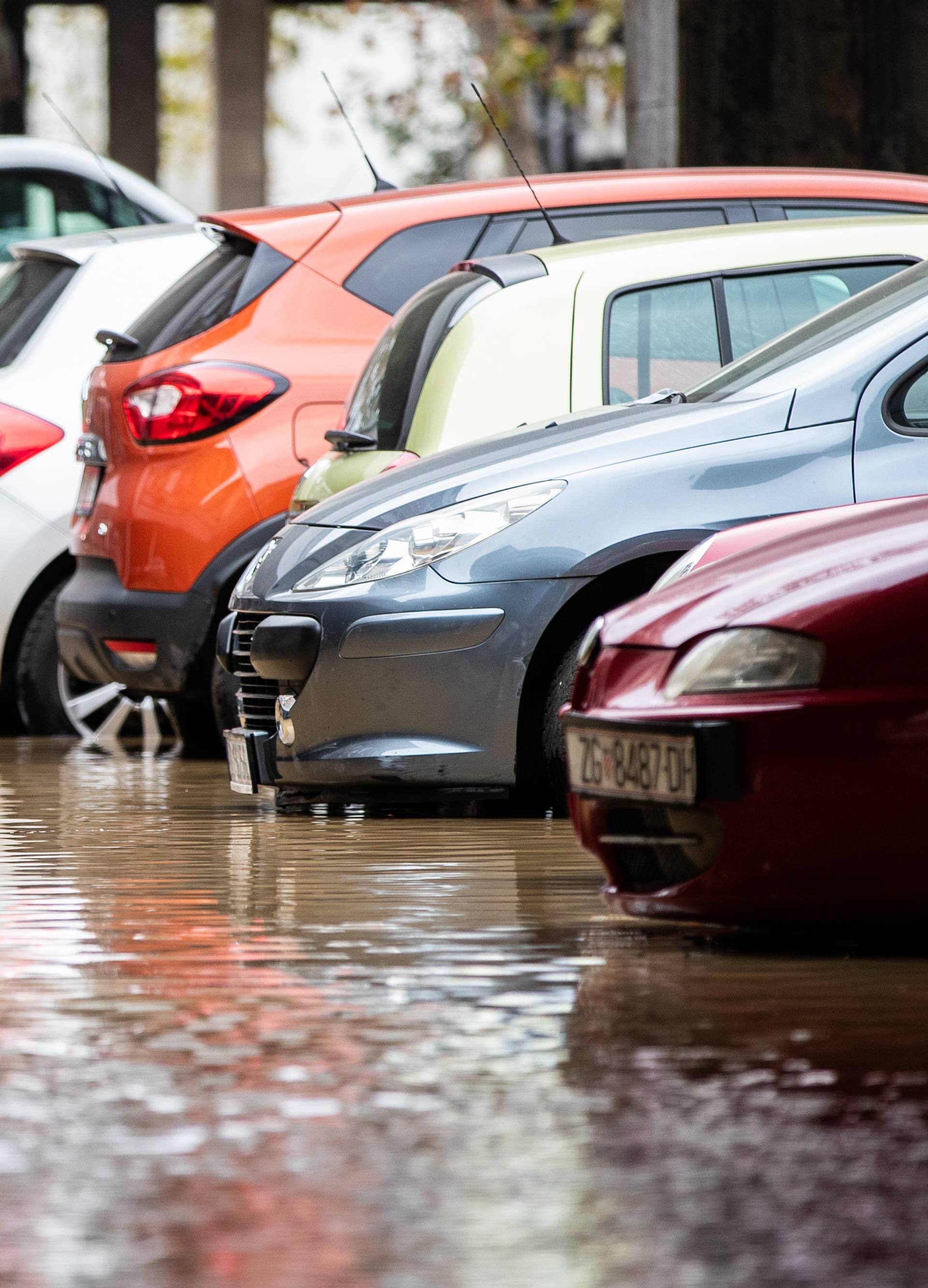 Siget pod vodom: Puknula cijev na parkingu, automobili plivaju