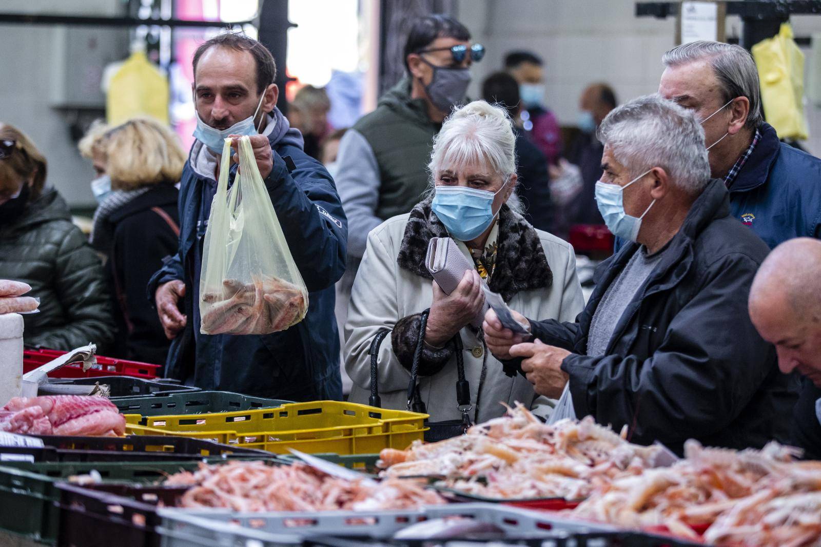 Split: Brojni Splicani na ribarnici kupuju svjezu ribu pred Badnjak