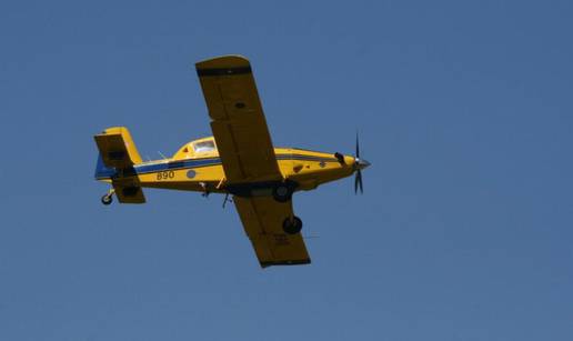 Air tractor zbog kvara na kotaču kružio nad pistom