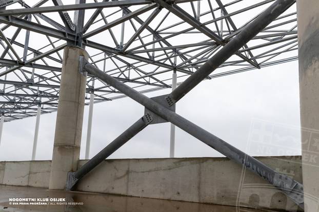 Na Pampasu polako niče i krov