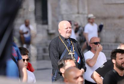 FOTO Na Peristilu se održala još jedna muška molitva krunice