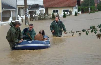 U poplavama u Srbiji poginula žena, srušena su dva mosta 