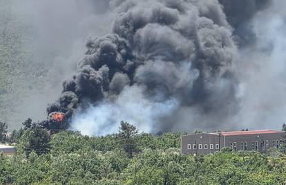 Buktinja uz hrvatsku granicu! Gori kod Ljubuškog: 'Brane se kuće. Vjetar stvara probleme...'
