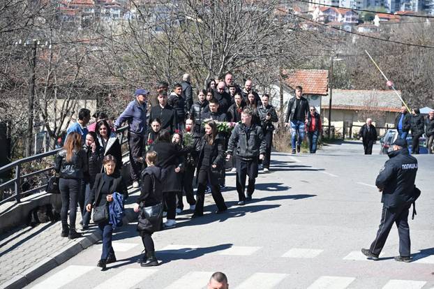 Brojni stanovnici Kočana oplakuju poginule na dan njihova sprovoda