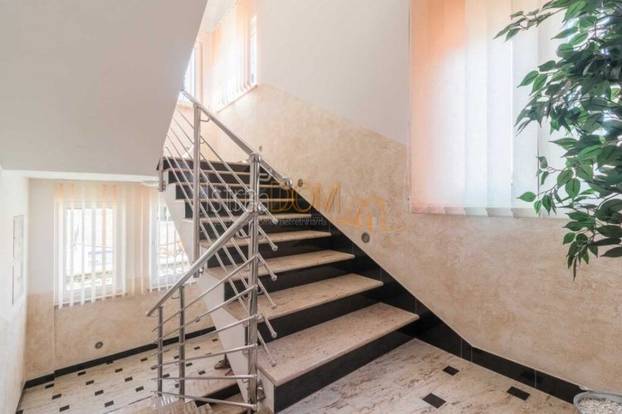 FOTO U ovoj vili u Istri možete živjeti kao u filmu: Ima jacuzzi, vinski podrum i terene za sport