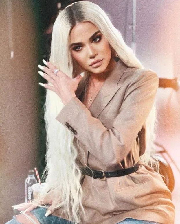 Bez pupka, imaju šest prstiju, a guze im 'krive'  zidove: Najveće Photoshop greške Kardashiana