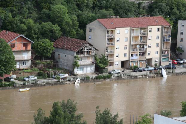 Vodostaj Zrmanje i dalje raste, Obrovac poplavljen, proglašeno izvanredno stanje