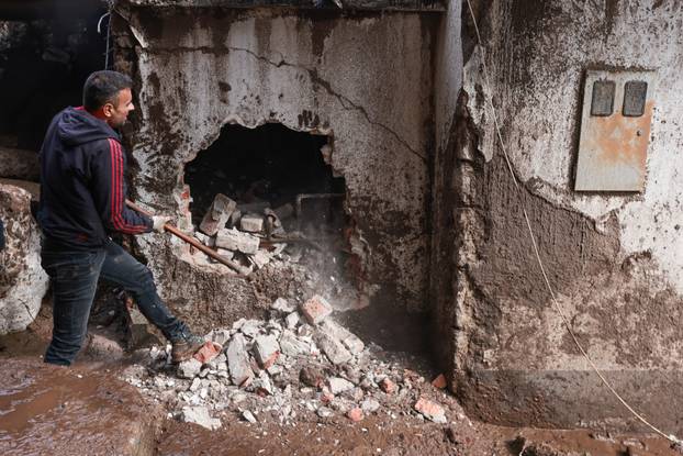 Jablanica: Ispod ruševina kuća traje potraga za žrtvama 
