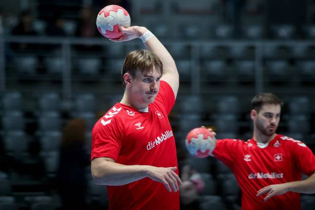 Zadar: Zagrijavanje rukometaša prije početka prijateljske utakmice između Hrvatske i Švicarske