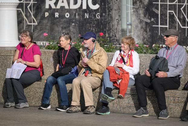 Zagreb: Iznimno toplo vrijeme izmamilo građane u šetnju gradom