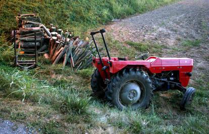 Traktor se prevrnuo, vozač poginuo pred unukom (12)