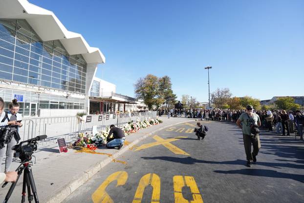 Novi Sad: Veliki broj građana od jutra dolazi odati počast poginulima u padu nadstrešnice