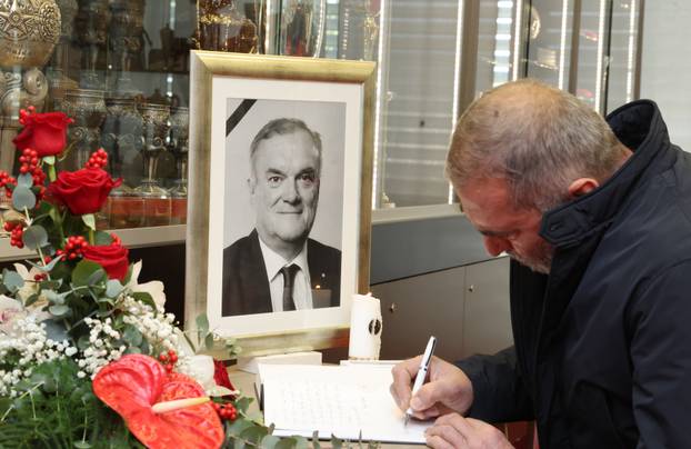 Split: Komemorcija za Juricu Gizdića, novinara i Hajdukovog kroničara