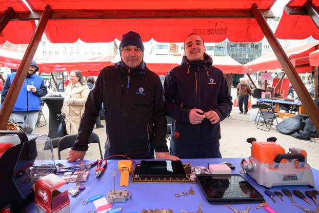 Zagreb: U okviru akcije "Majstori održivosti - sačuvaj, ne bacaj!" povodom Dana planeta Zemlje, obrtnici besplatno popravljali stvari