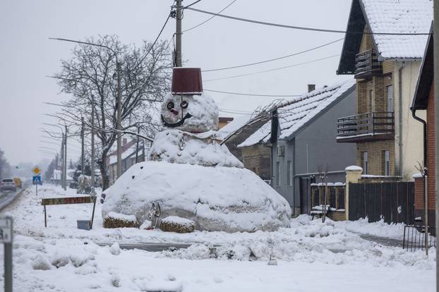 Bijelo Brdo: Napravljen  snjegović od otprilike sedam metara visine.