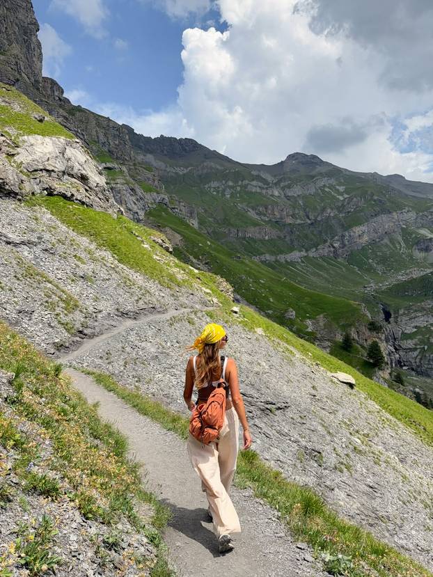FOTO Ashlee ne prestaje privlačiti poglede: Radi za hit brend bikinija i pokazuje obline